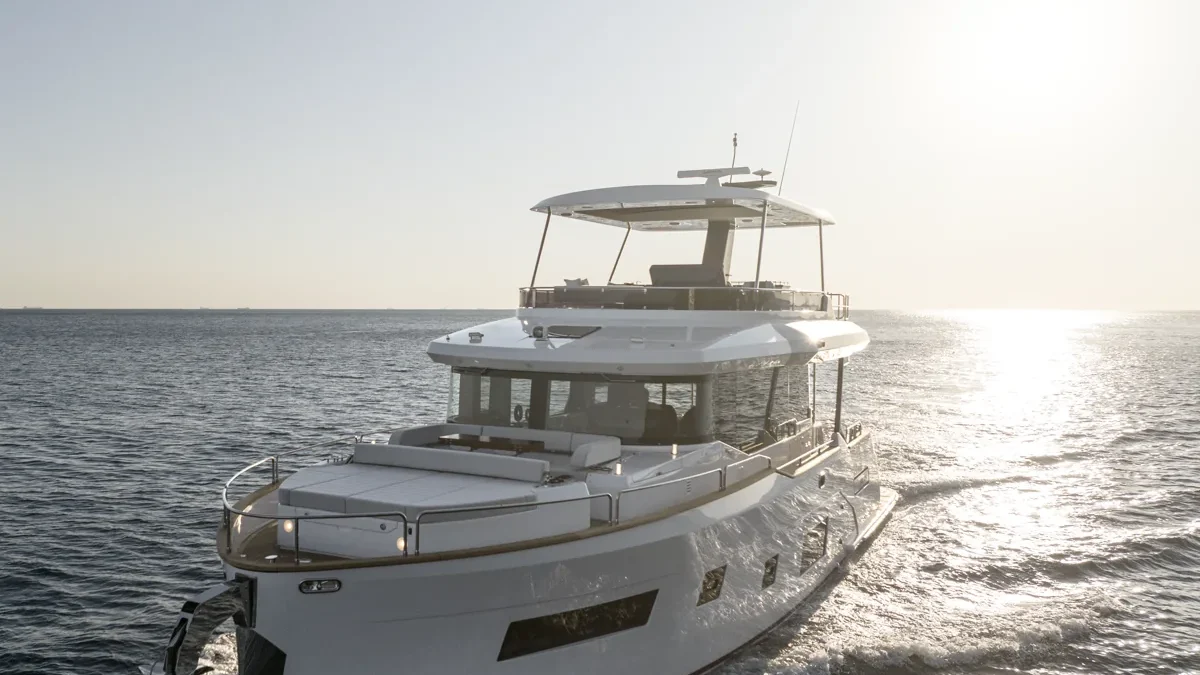 Elegant yacht sejler mod solnedgang