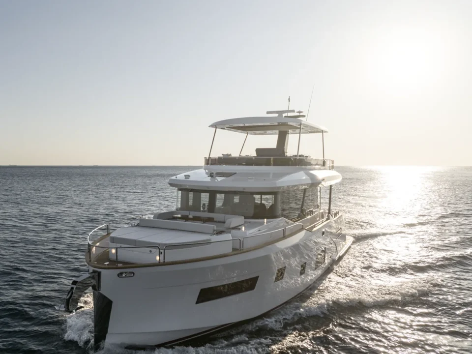 Sirena 60 Runnings 16 7 Elegant yacht sejler mod solnedgang