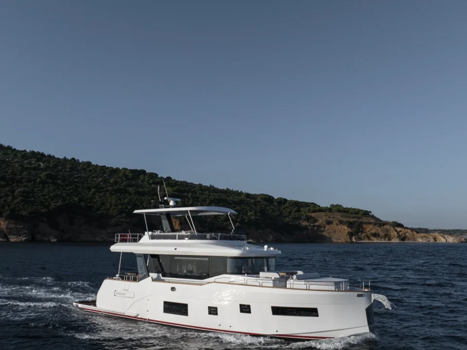 Sirena 60 Runnings 14 8 Hvid båd sejler ved kysten