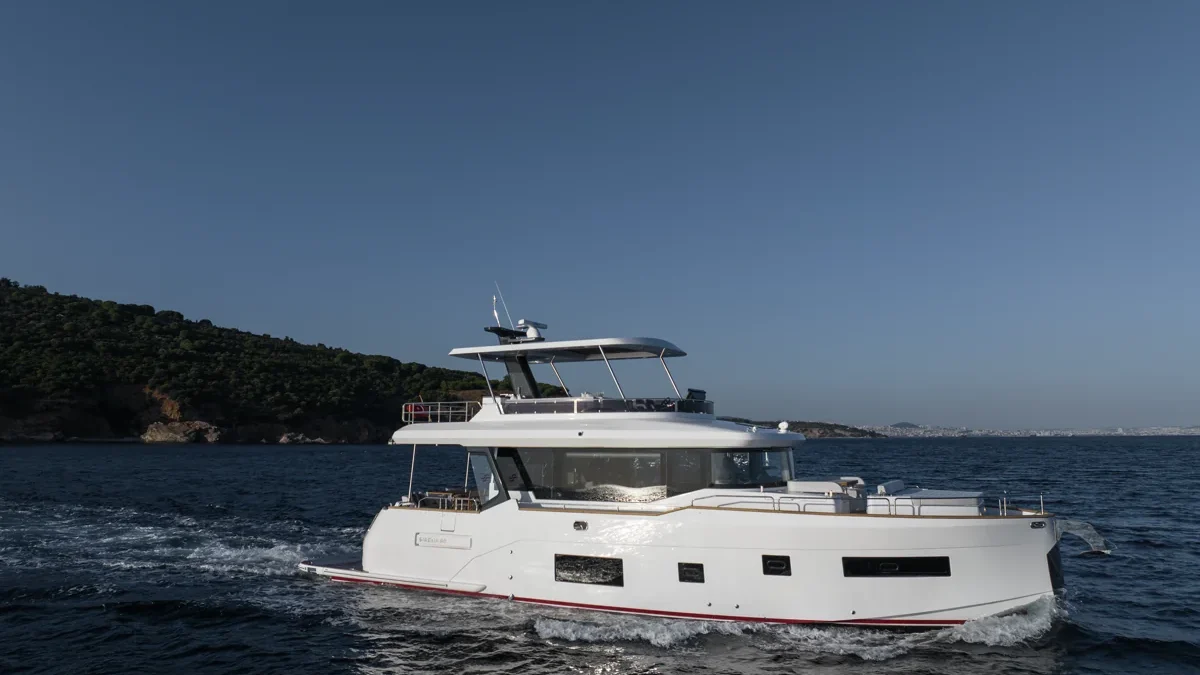 Moderne yacht sejler på havet