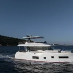 Moderne yacht sejler på havet