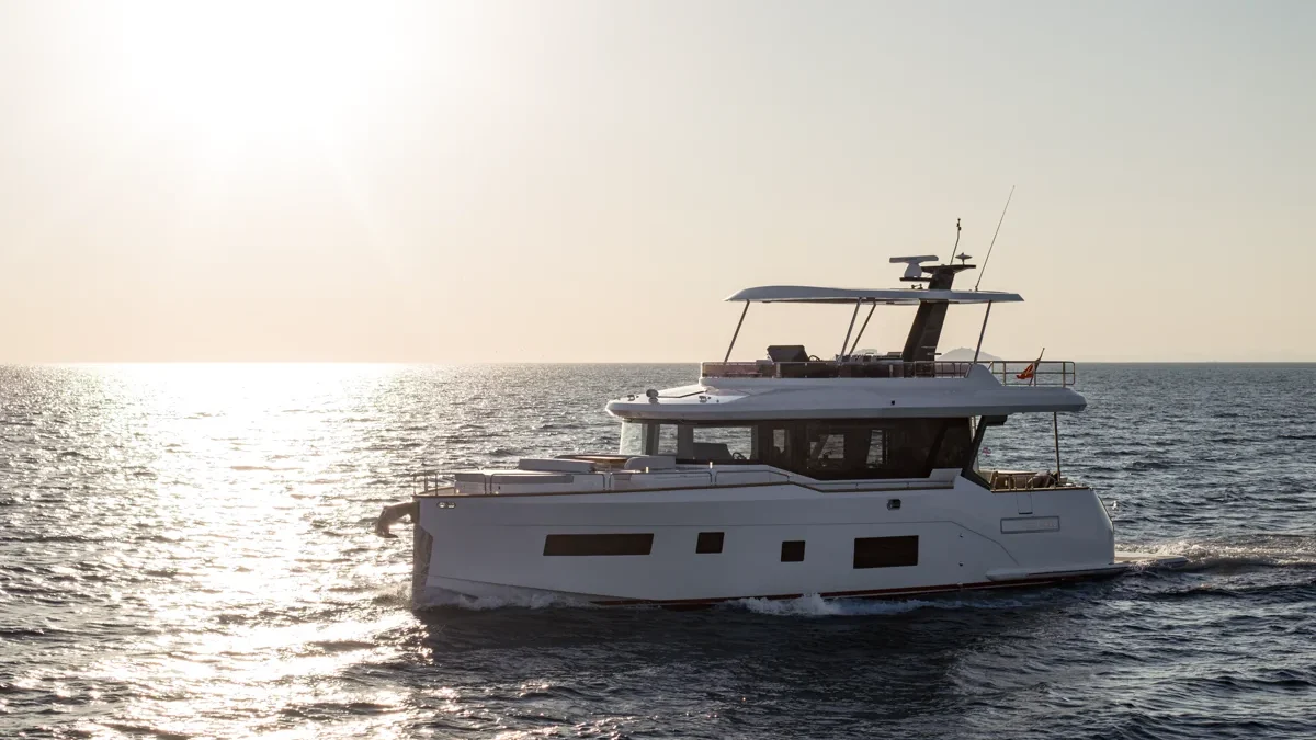 Elegant yacht på havet ved solnedgang