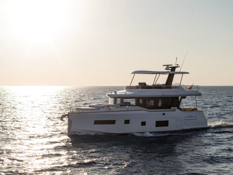 Sirena 60 Runnings 12 4 Elegant yacht på havet ved solnedgang