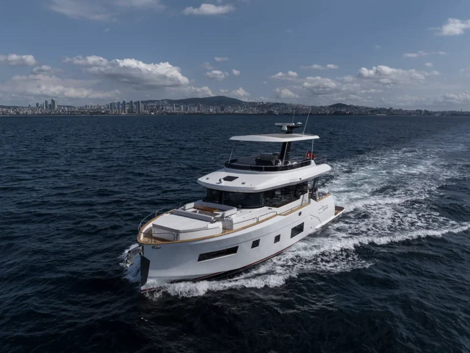 Luksusyacht sejler på havet