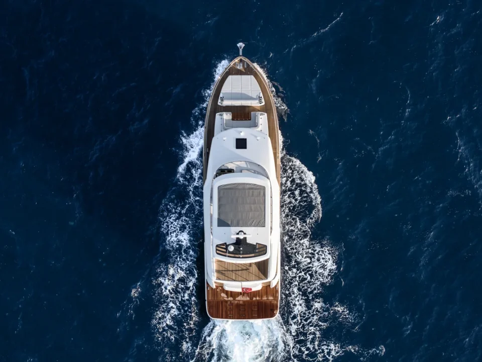 Sirena 60 Runnings 9 10 Yacht sejler på blåt hav