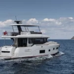 Moderne yacht på åbent hav