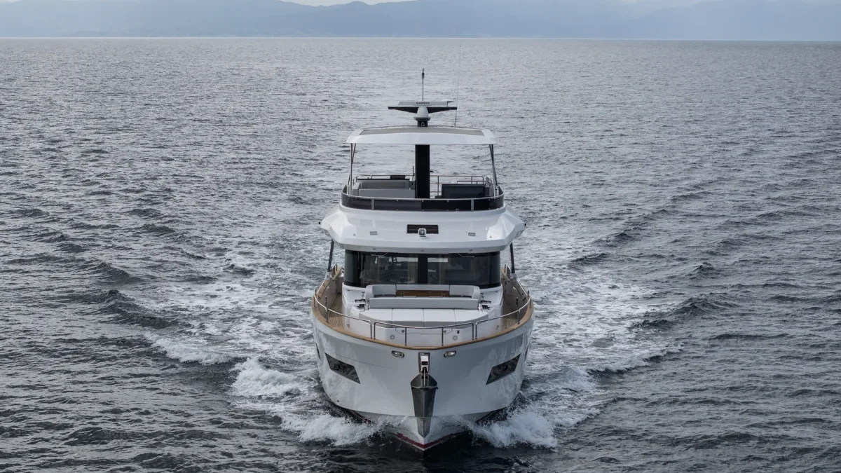 Yacht sejler på stille vand