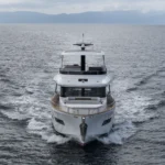 Yacht sejler på stille vand