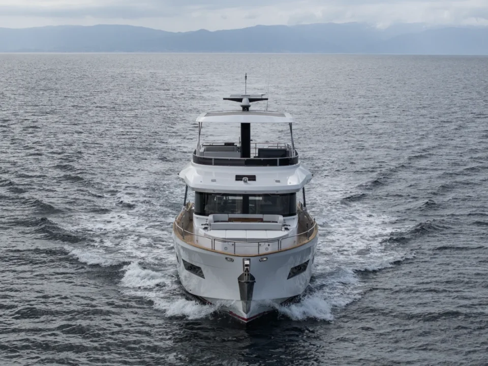 Sirena 60 Runnings 1 5 Yacht sejler på stille vand