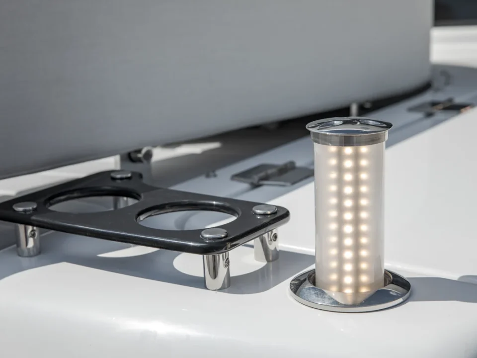 Sirena 60 Decks 4 30 Belysning på en bådsoverflade