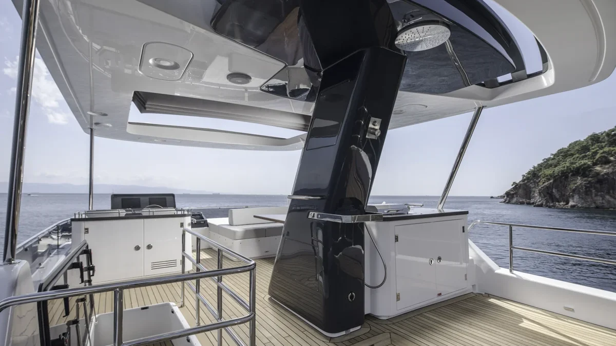 Moderne yacht med elegant dækdesign