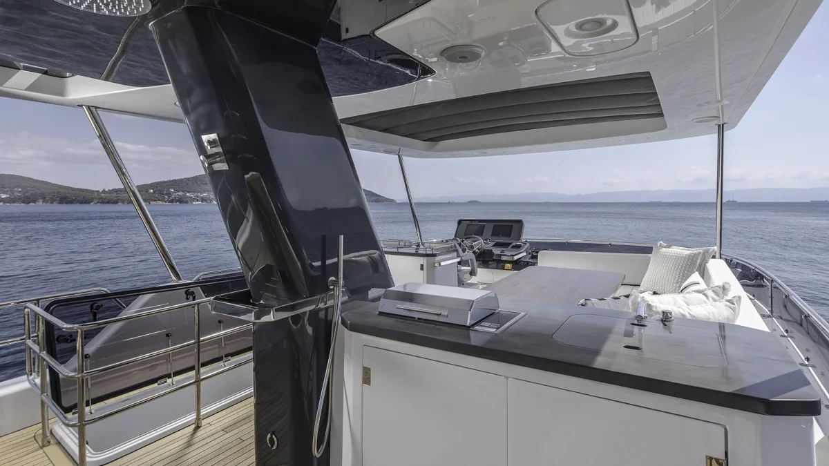 Moderne yacht med udsigt til havet