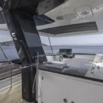 Moderne yacht med udsigt til havet