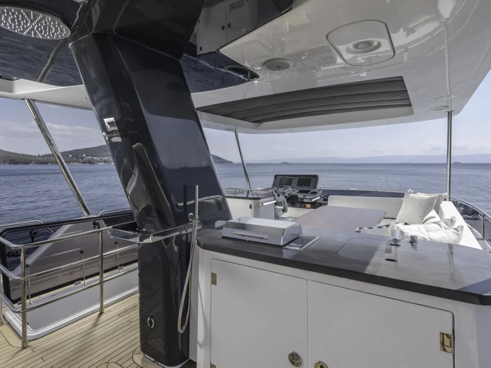 Sirena 60 Decks 3 40 Moderne yacht med udsigt til havet