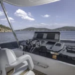 Moderne båd med smuk udsigt