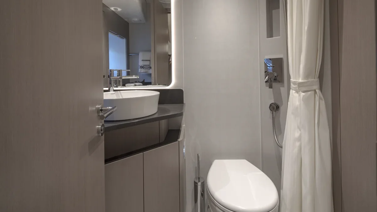 Moderne badeværelse med minimalistisk design