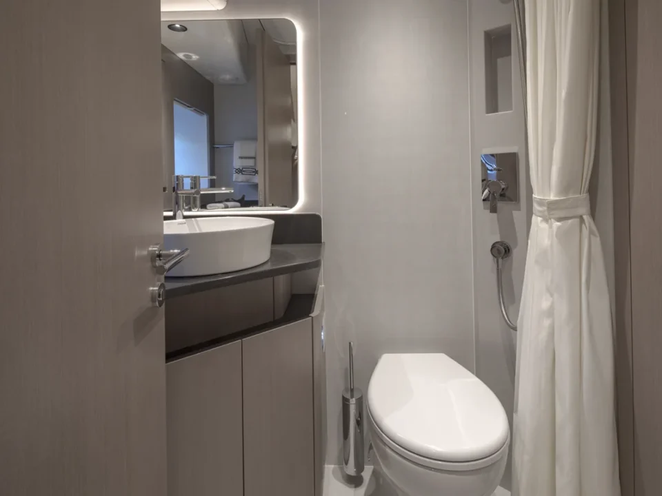 Sirena 60 Twin Cabin 1 54 Moderne badeværelse med minimalistisk design